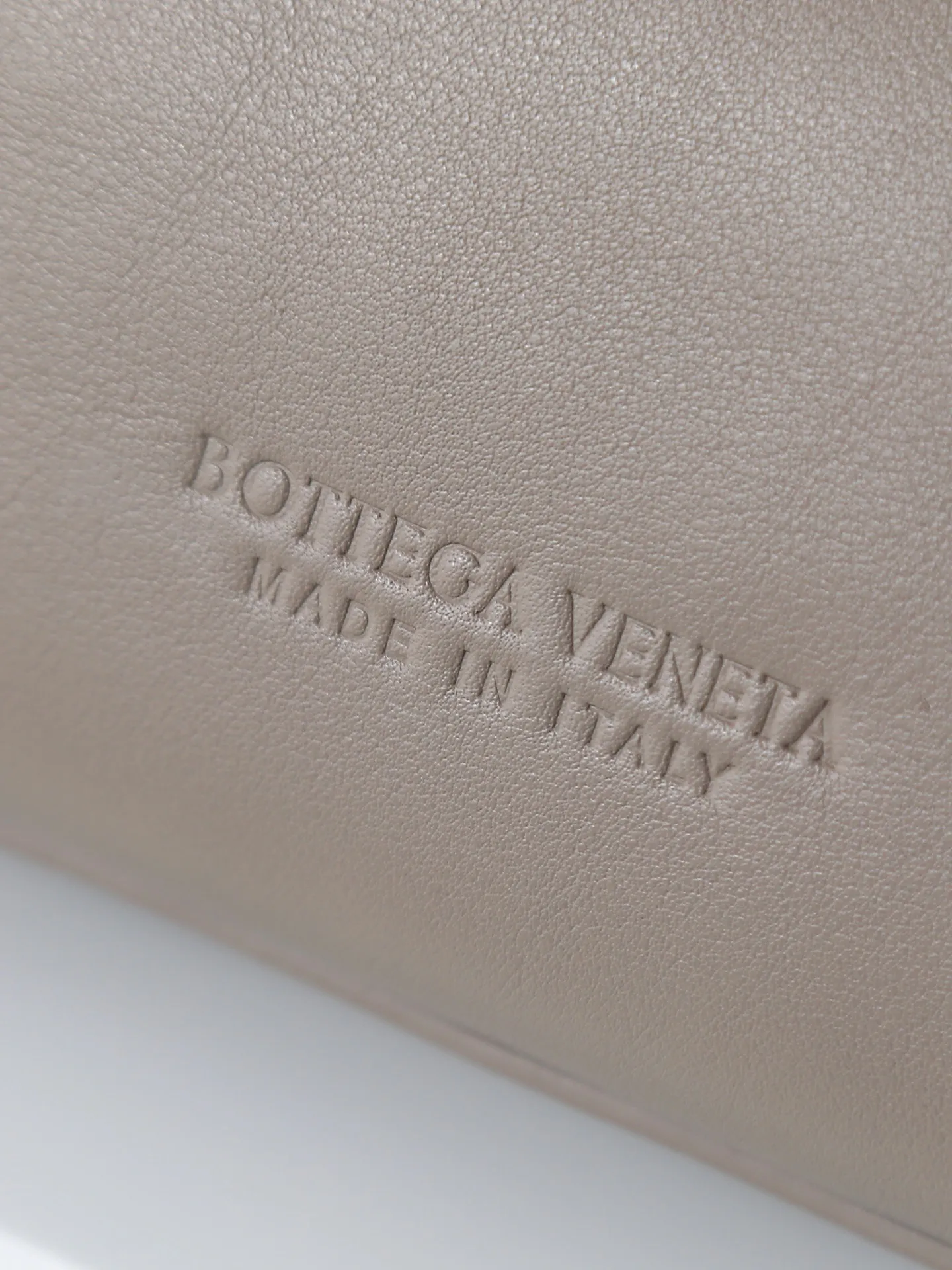 1150. Bottega Veneta's latest Ciao Ciao bag is a two-way flap handbag in silky cowhide, decorated with signature twist details, hidden hook closure, the flap can be fastened to the front, or connected to the INTRECCIATO woven internal pocket, with an adjustable and removable crossbody strap, an internal compartment, and a zippered pocket. The surprise flap has various shapes. Style 1 - Cover the bag surface, exposing the knot and knot decoration. Style 2 - Place the flap inside the bag. A buckle is also designed. Style 3 - The U-shaped position of the top handle in the hand bag. Style No.: 835835 Size: 26*19*10.5cm